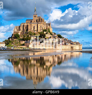 Mont Saint-Michel ist eine der markantesten Wahrzeichen Frankreichs, auf UNESCO-Liste des Weltkulturerbes. Stockfoto