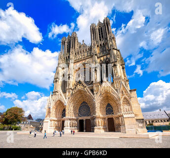 Kathedrale Notre-Dame de Reims, Frankreich, gehört zu den bedeutendsten gotischen Kathedralen in Europa und der UNESCO Welt-Kultur-Welterbekonvention Stockfoto