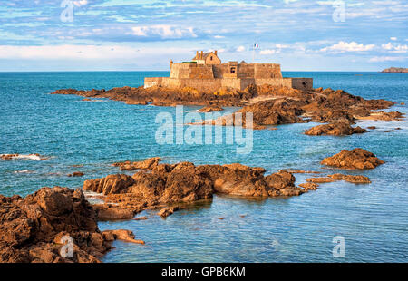 Nationalen Fort auf Gezeiten-Insel Petit werden im englischen Kanal, Saint-Malo, Bretagne, Frankreich Stockfoto