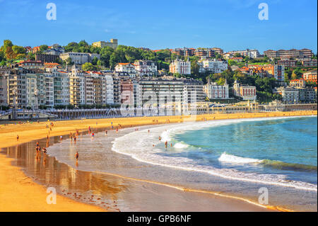 Sandstrand in Stadt Zentrum von San Sebastian im Golf von Biskaya, Spanien Stockfoto