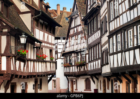 Traditionelle Fachwerk Häuser in der Altstadt von Straßburg, Elsass, Frankreich Stockfoto