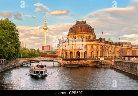 Museumsinsel auf Spree und Alexanderplatz Fernsehturm im Zentrum von Berlin, Deutschland Stockfoto