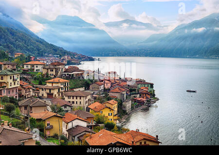 Blick auf den Comer See, Mailand, Italien, mit Alpen im Hintergrund Stockfoto