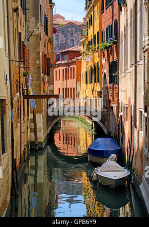 Traditionelle bunte Häuser in einer schmalen Kanal-Wasser-Straße in Venedig, Italien Stockfoto
