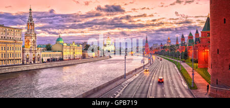 Panorama des Moskauer Kreml-Mauern, Christ-Erlöser-Kathedrale und Moskwa im Abendlicht, Moskau, Russland Stockfoto