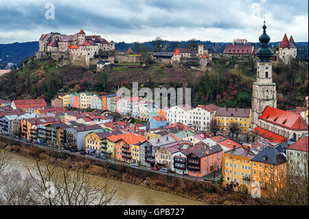 Burghausen an der Salzach ist eine ehemalige Hauptstadt von Bayern, Deutschland, mit der längsten Burganlage Europas. Stockfoto