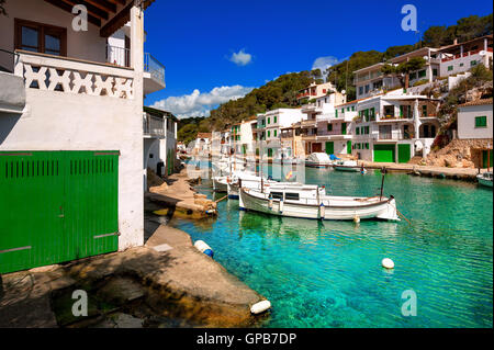 Weißen Villen und Boote auf dem grünen Wasser im malerischen Fischerdorf Cala Figuera, Mittelmeer, Mallorca, Spanien Stockfoto