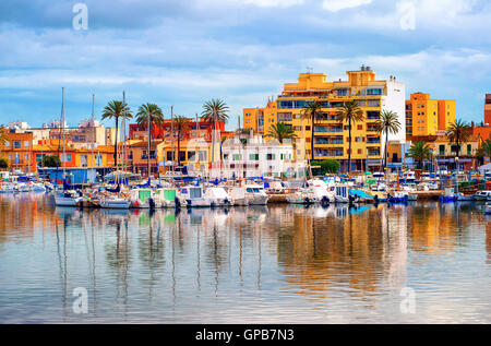 Yachten vor Appartementsiedlung in Palma De Mallorca, Mallorca, Spanien Stockfoto