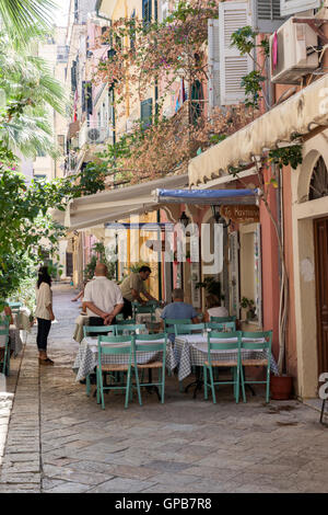 Touristische Essen im Freien in Korfu, Korfu, Griechenland Stockfoto
