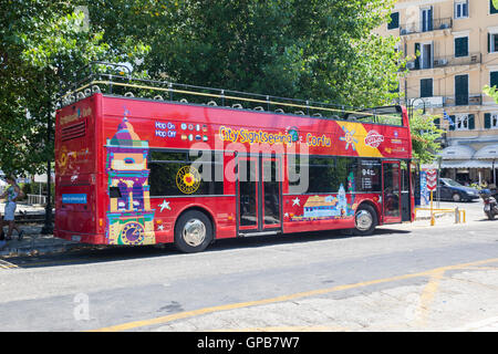 Red City Sightseeing Bus in Korfu Stadt geparkt, Korfu, Griechenland Stockfoto