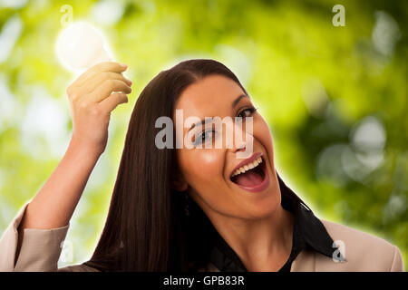 Frau mit Glühbirne über Kopf als Zeichen der neuen Idee. Stockfoto