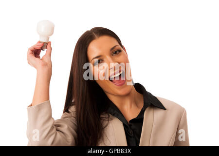 Frau mit Glühbirne über Kopf als Zeichen der neuen Idee. Stockfoto