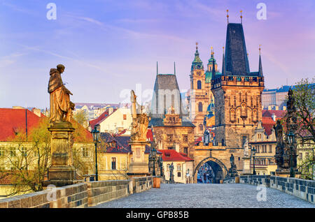 Karlsbrücke und die Türme der Altstadt am Sonnenaufgang, Tschechische Republik Stockfoto