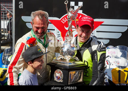 Tom Weeden, Sieger von 2016 Senior Manx Grand Prix mit Vater Steve und sein Halbbruder Finn Stockfoto