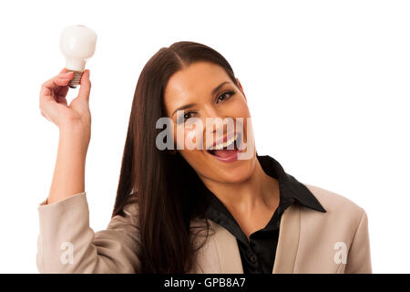 Frau mit Glühbirne über Kopf als Zeichen der neuen Idee. Stockfoto