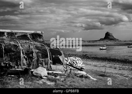 Fäulnis Bootsrumpf auf Holy Island of Lindisfarne, Northumberland, North East England, UK Stockfoto