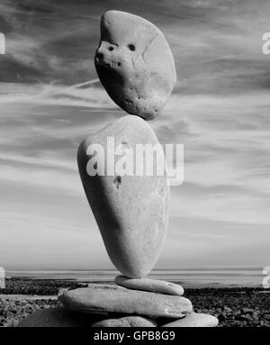 Kieselsteine ausgewogen auf Holy Island of Lindisfarne, Northumberland, North East England, UK Stockfoto