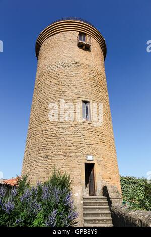 Turm im Dorf Oingt in Beaujolais, Frankreich Stockfoto