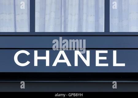 Chanel-Logo an der Wand Stockfoto