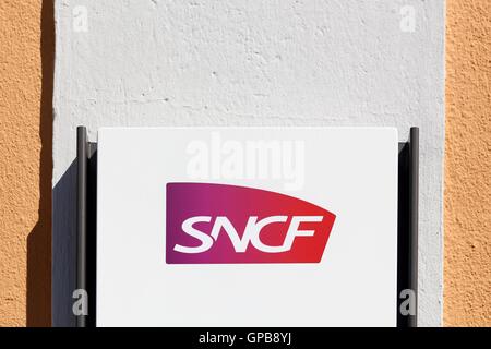 SNCF-Logo an der Wand. SNCF ist die nationale Gesellschaft der französischen Eisenbahn in Frankreich und es ist eine staatliche Eisenbahngesellschaft Stockfoto