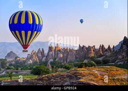 Cappadocia Heißluftballon fliegen über bizarre Felslandschaft in der Türkei Stockfoto