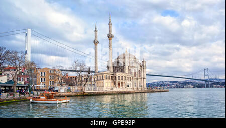 Ortakoy-Moschee und die Bosporus-Brücke auf europäischer Seite in Istanbul, Türkei Stockfoto