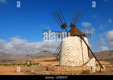 Traditionelle alte steinerne Windmühle in Fuerteventura. Kanarischen Inseln. Spanien Stockfoto