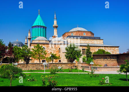 Grab von Mevlana, der Gründer des Mevlevi Sufi-Derwisch Orden, mit prominenter grüner Turm in Konya, Türkei Stockfoto