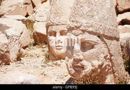 Antike Statuen auf der Oberseite Nemrut Berg, Türkei Stockfoto