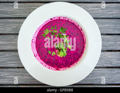 Chlodnik - kalte Polnisch-Rüben-Suppe, ein berühmtes Gericht der polnischen Küche Stockfoto