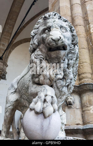 Medici Löwen, eine Marmorskulptur in der Loggia dei Lanzi, Florenz, Italien Stockfoto