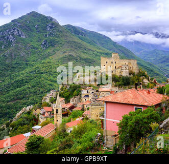 Castelvecchio di Rocca Barbena, Alpendorf in Ligurien, Italien Stockfoto