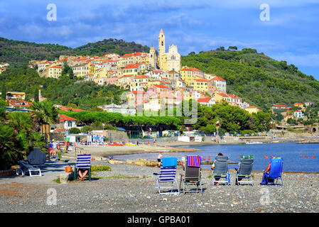 Ein Strand an der Mittelmeerküste der italienischen Riviera von Cervo, Italien Stockfoto