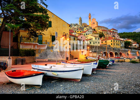 Angelboote/Fischerboote am Strand der mittelalterlichen Stadt Cervo auf italienische Riviera, Italien Stockfoto