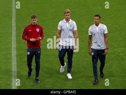 (Von links nach rechts) John Stones, Eric Dier und DELE Alli bei einem Rundgang in der City Arena in Trnava. DRÜCKEN SIE VERBANDSFOTO. Bilddatum: Samstag, 3. September 2016. Siehe PA Story SOCCER England. Das Foto sollte lauten: Nick Potts/PA Wire. Stockfoto