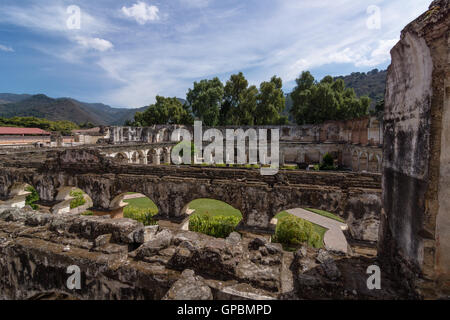 Sie stehen auf den beiden Ebenen der Bögen auf den Kreuzgang der Iglesia y Convento de Santa Clara in Antigua Guatemala (Guatemala Stockfoto