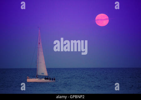 Saling Boot unter dem Vollmond Sommer-Sonnenwende in Barcelona, Spanien Stockfoto