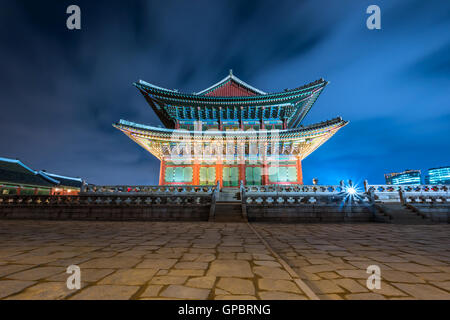 Korea, Gyeongbokgung Palast bei Nacht in Seoul, Südkorea Stockfoto