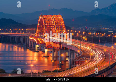 Banghwa Brücke in der Nacht in Seoul, Korea Stockfoto