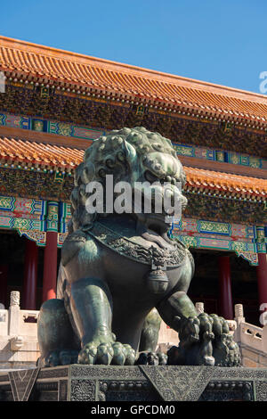 Löwe aus Bronze in der verbotenen Stadt in Peking, China Stockfoto