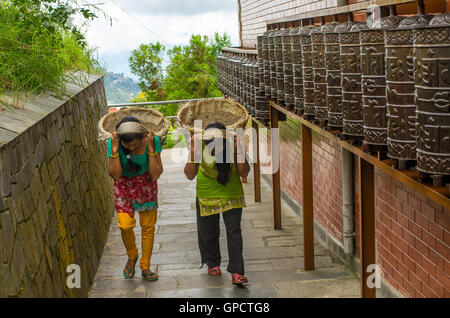 Spaziergang durch das Gebet rollt Stockfoto