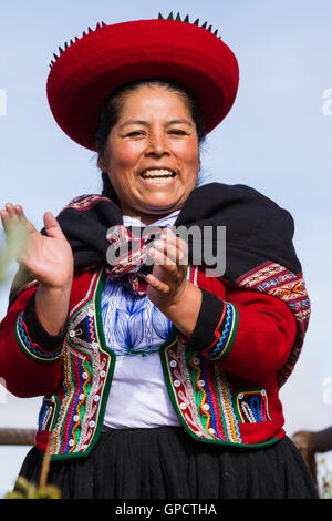 Chinchero Peru-Mai 18: Native Cusquena Frau gekleidet in bunten Trachten, die Touristen mit einem süßen Lied begrüßen und Stockfoto