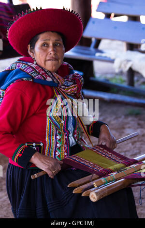 Chinchero Peru-Mai 18: Native Cusquena Frau gekleidet in bunten Trachten, die traditionelle webe Methoden zu erklären. Stockfoto