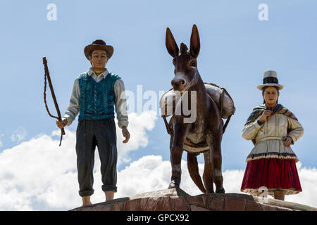 Maras Peru-Mai 18: Statue in der Innenstadt Platz von der Stadt Maras, die Lebensart der Region darstellt. 18. Mai 2016, M Stockfoto