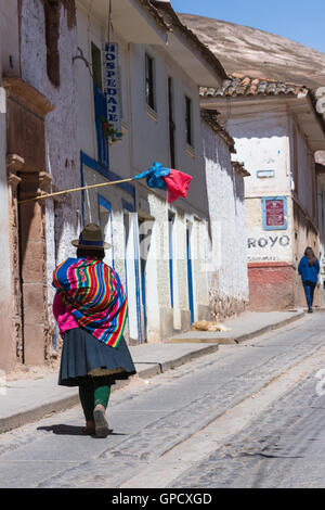 Maras Peru-Mai 18: lokale Frau mit schönen Farben gehen auf die Straßen von Maras. 18. Mai 2016, Maras Peru. Stockfoto