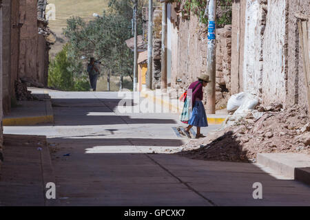 Maras Peru-Mai 18: lokale Frau mit schönen Farben gehen auf die Straßen von Maras. 18. Mai 2016, Maras Peru. Stockfoto