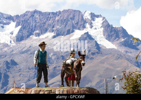 Maras Peru-Mai 18: Statue in der Innenstadt Platz von der Stadt Maras, die Lebensart der Region darstellt. 18. Mai 2016, M Stockfoto