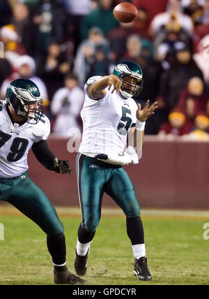 Philadelphia Eagles-Quarterback Donovan McNabb (5) war gezwungen, die Luft in der letzten Fahrt des Spiels - ein Versuch, das Ende des Spiels auf der 1-Yard-Linie.  Die Washington Redskins besiegten die Philadelphia Eagles 10-3 in einem NFL-Football-Spiel am Fed Stockfoto