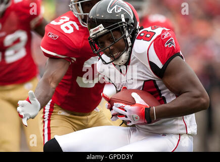 Oktober 11, 2009; San Francisco, Ca, USA; Atlanta Falcons wide receiver Roddy white (84) einen Haken vor San Francisco 49ers Defensive zurück shawntae Spencer (36) im ersten Quartal bei Candlestick Park macht. Atlanta gewann 45-10. Stockfoto