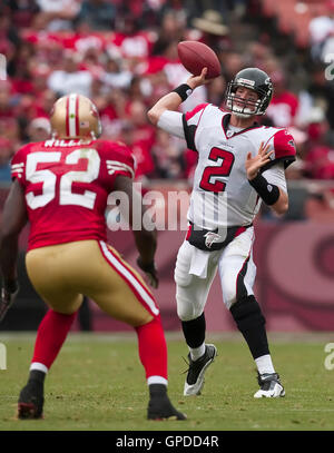 Oktober 11, 2009; San Francisco, Ca, USA; Atlanta Falcons quarterback Matt Ryan (2) throws über San Francisco 49ers linebacker Patrick Willis (52) im vierten Quartal bei Candlestick Park. Atlanta gewann 45-10. Stockfoto